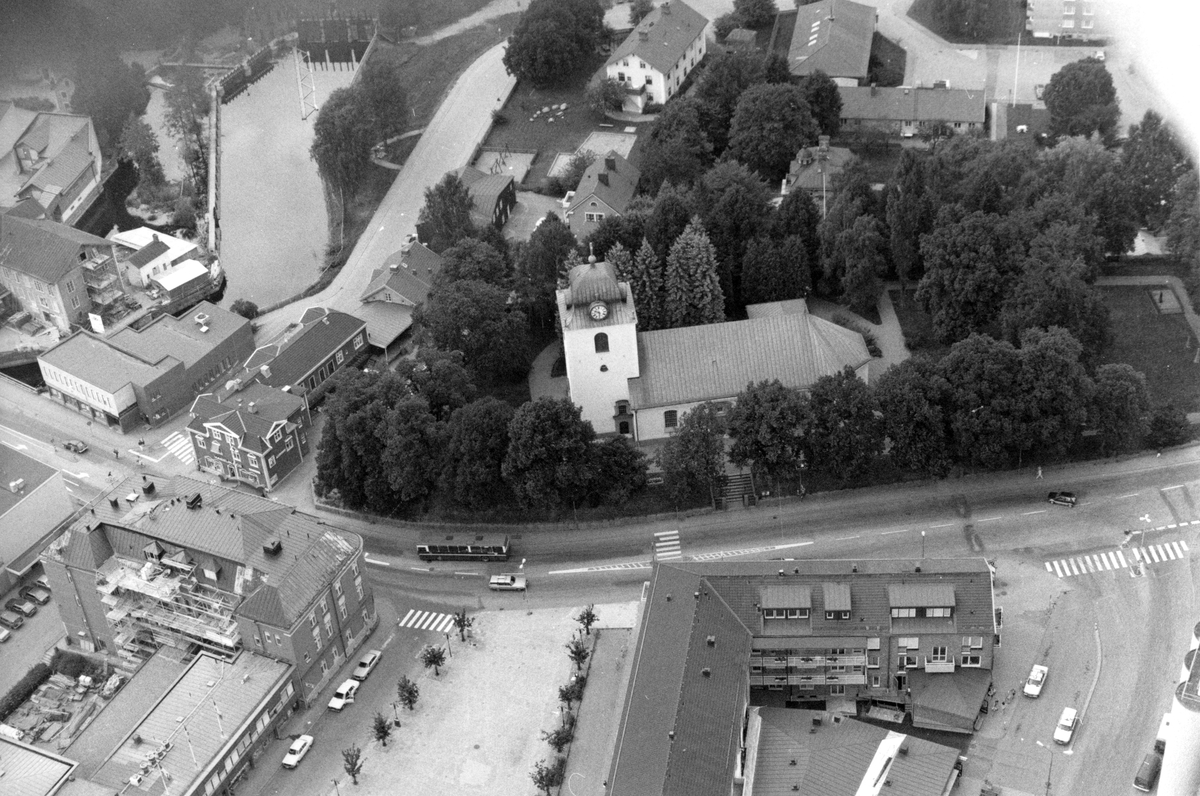 Del av Mjölby från ovan 1988. Bilden visar i huvudsak bebyggelsen utmed Kungsvägen mellan Mjölby kyrka och Svartån.