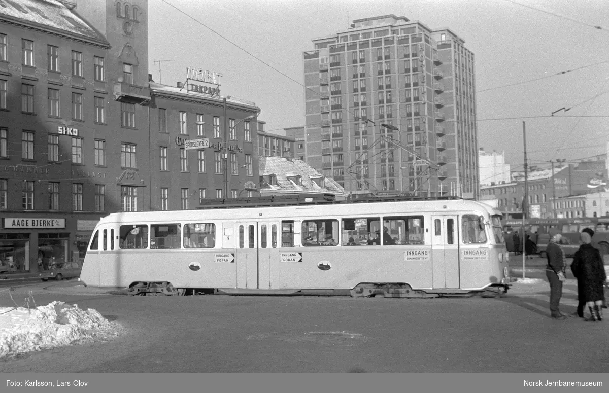 Oslo Sporveiers sporvogn "Gullfisk" nr. 169 på Jernbanetorget i Oslo
