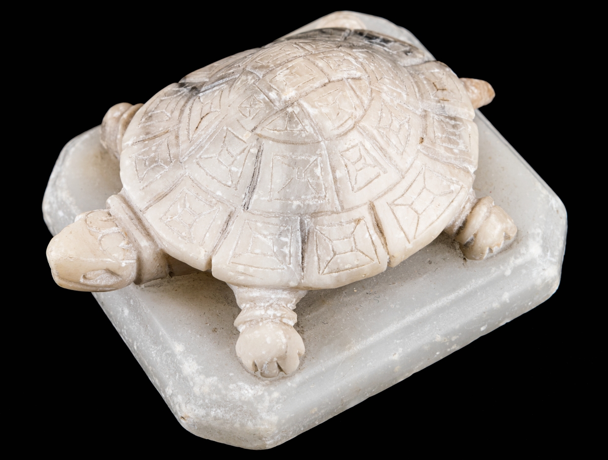 Brevpress i form av sköldpadda. Alabaster.
