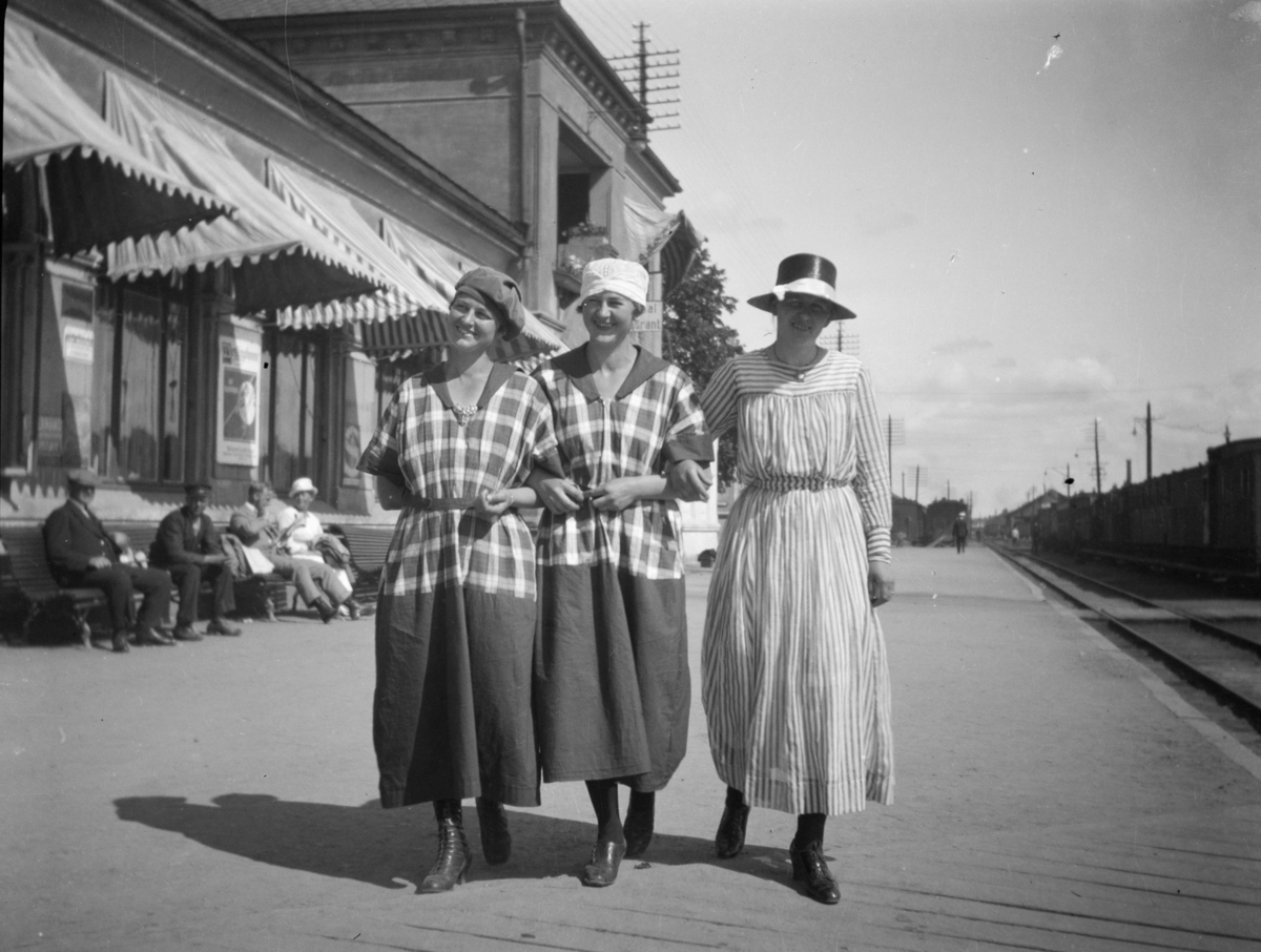 "Søstrene Røste" på Hamar stasjon