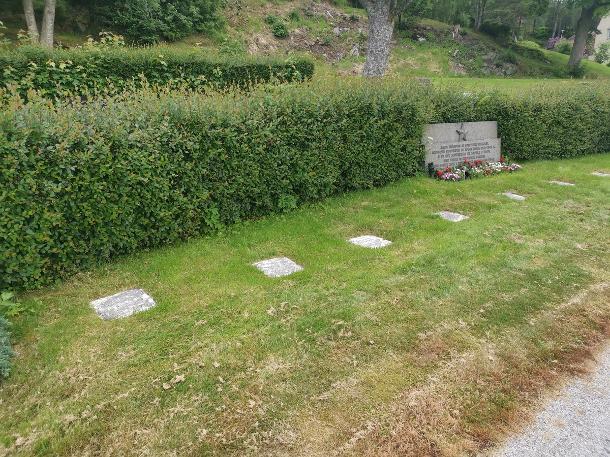 Feltet med sovjetiske krigsgraver på Nedre gravlund i Ålesund. Gravfeltet består av et hovedmonument med tekst på russisk og norsk, og ti individuelle gravplater.