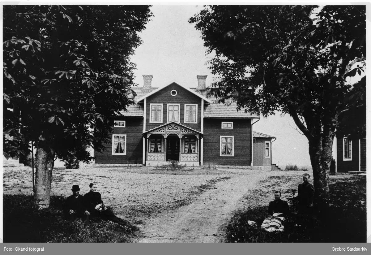 Mangårdsbyggnad

Från vänster: Johan Pettersson, hustru Ida (född Bergman), dotter Lina (född 1879), dotter Emma (född 1882)