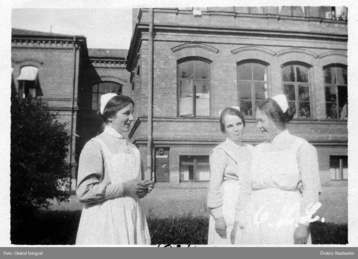 Sköterskor utanför Örebro Centrallasarett