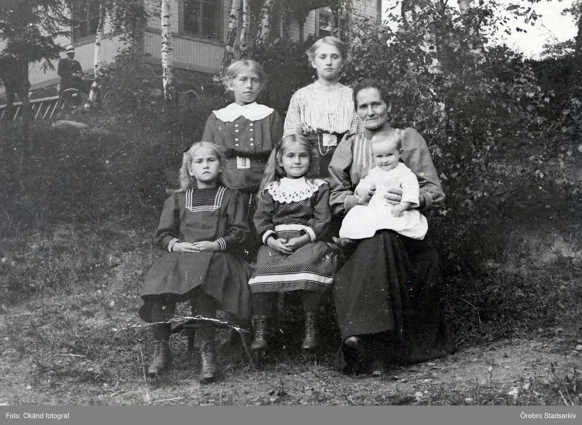 Familj vid Sabbatsbergs Missionshus

Fr. Wessman med barn