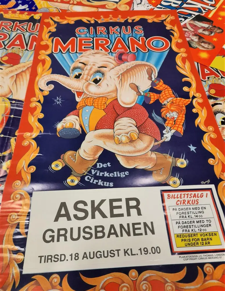 Plakat: Cirkus Merano opptrer i Asker. Foto: MiA.