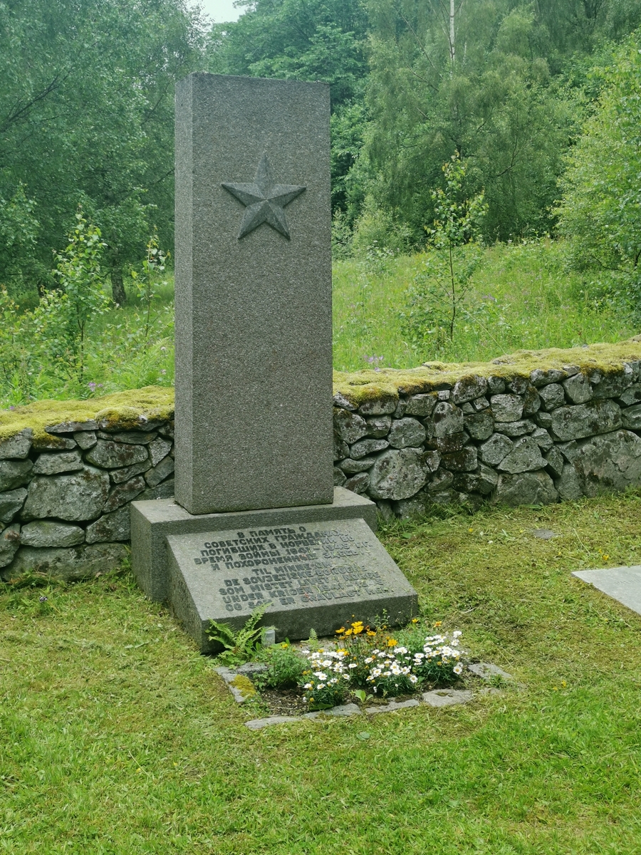 Hovedmonument på Hol sovjetiske krigskirkegård i Sunndal, med tekst på russisk og norsk.
