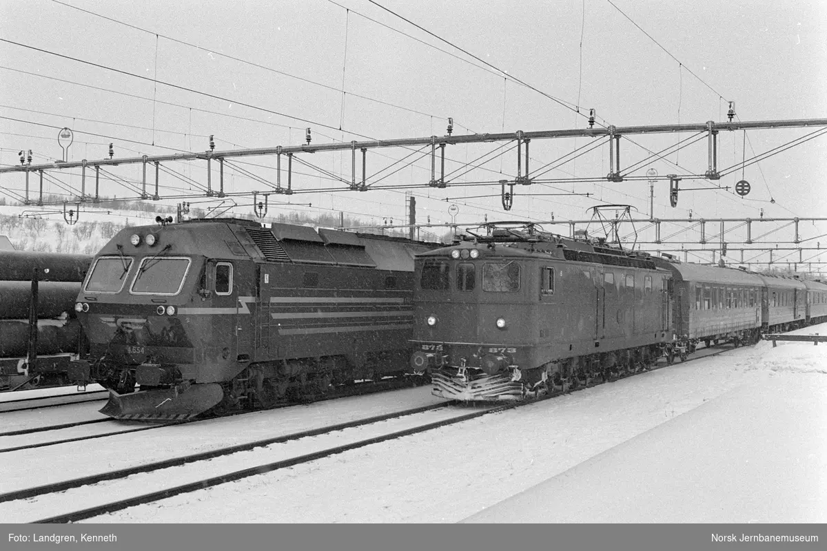 Diesellokomotiv Di 4 654 (til venstre) og SJ elektrisk lokomotiv Ma 873 med persontog på Storlien stasjon