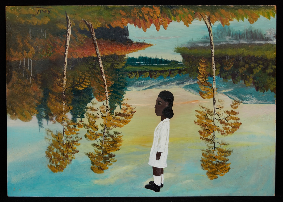 I ett upp-och-nedvänt höstlandskap målat av konstnären Aspelin står en svart kvinna i vit rock och vita strumpor. Placerad i landskapsmålningens himmel, står hon i helfigur i profil och tittar rakt fram, ut ur bilden.