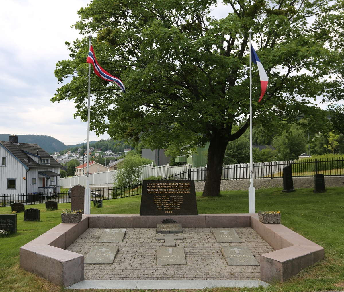 Minnesmerke på det franske krigsgravfeltet på Namsos kirkegård. Her er det lagt ned fem individuelle navneplater over de som er gravlagt her, og på en felles stein står navnene til sju som tidligere lå på denne kirkegården.