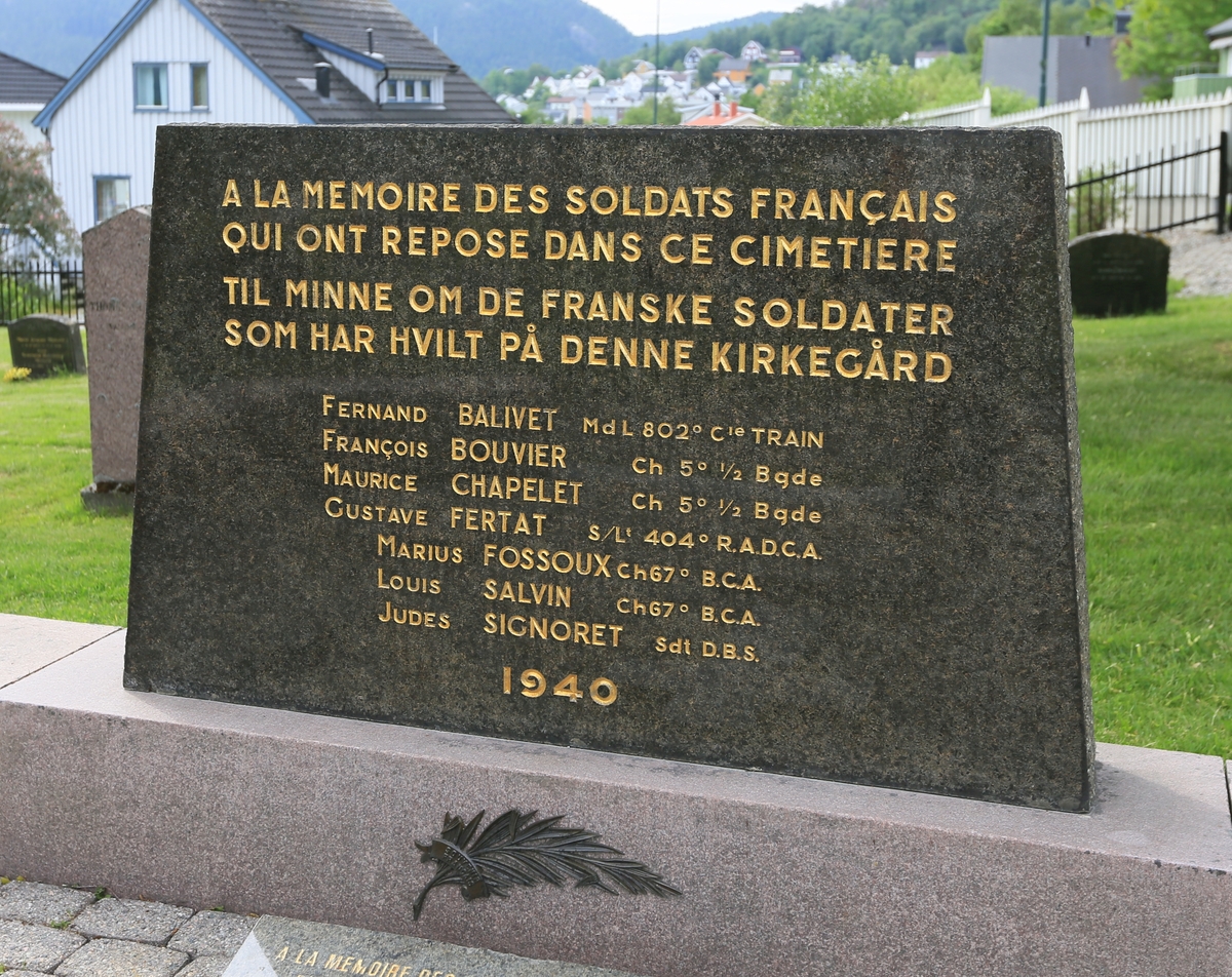 Minnesmerke på det franske krigsgravfeltet på Namsos kirkegård. Her er det lagt ned fem individuelle navneplater over de som er gravlagt her, og på en felles stein står navnene til sju som tidligere lå på denne kirkegården.