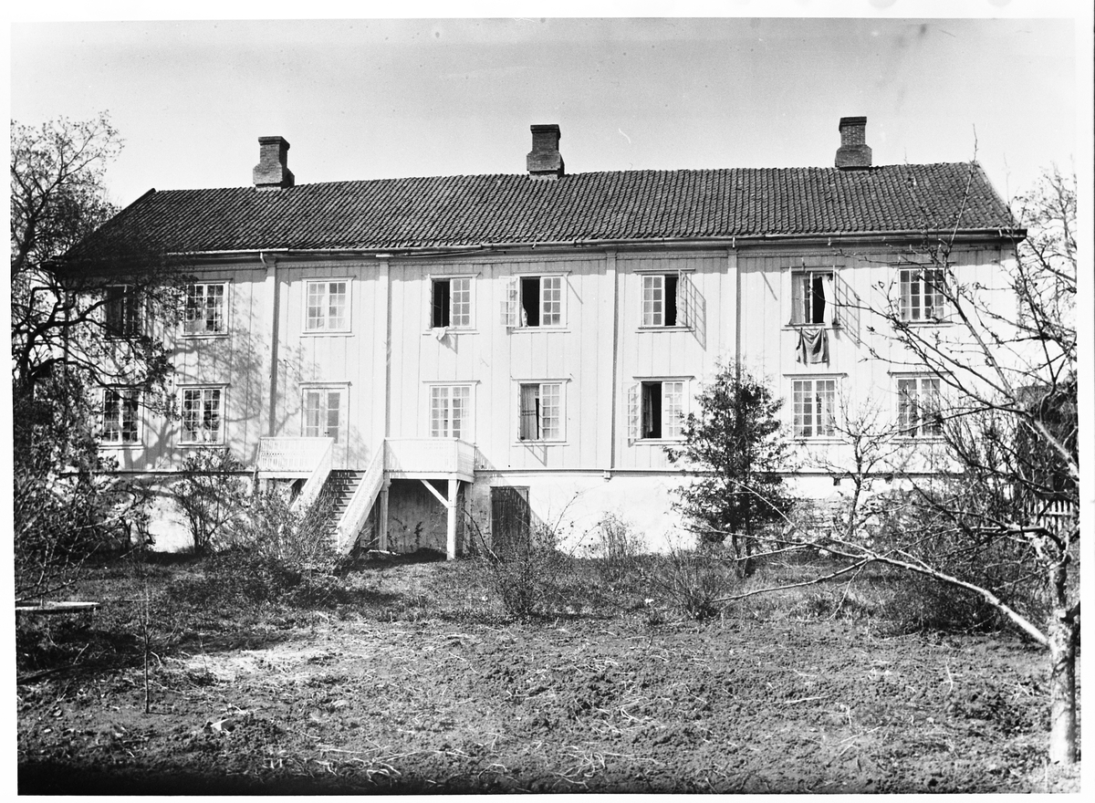 Hoff Prestegård i Østre Toten, ca. 1921. Hovedbygningen sett fra hagen.