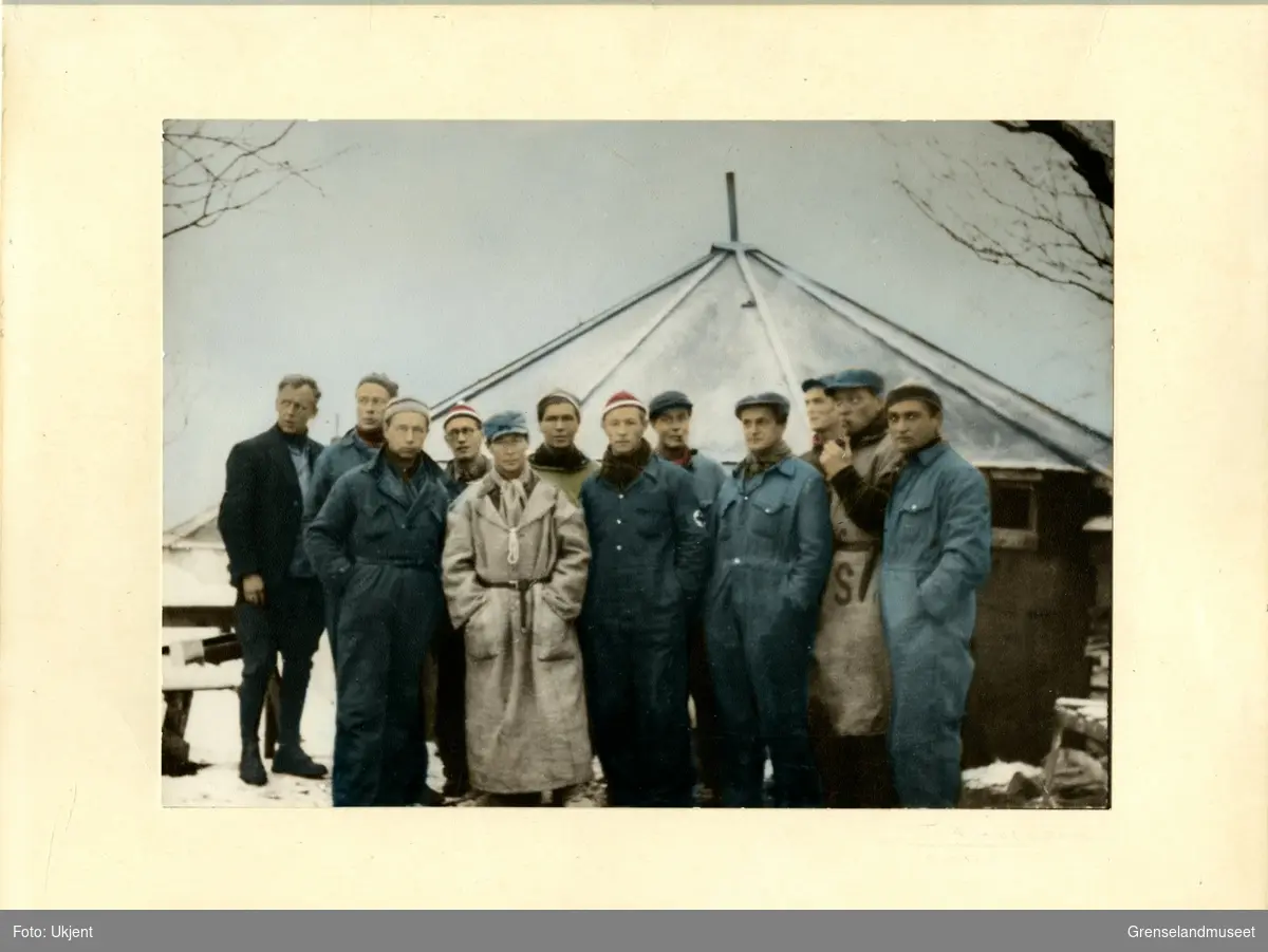Kirkeneslærere oktober 1942. Beboere i papptelt nr 1.
Fra venstre: Olav Kvalheim, Kay Piene, Jakob Vaage, Kaare Norum, Olliver Smith, Helge Gleditsch, Harald Wergeland, Olav Storstein, Eivind Esp, KArsten Kjelberg, Haakon Holmboe, Otto Ottesen. 
