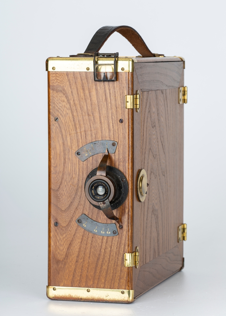 Et opptakerkamera for 16mm film. Det har tilhørt Erik Haagensen som startet kinodrift i Drøbak i 1912. Han kjøpte det for å ta opp film fra lokalmiljøet.
