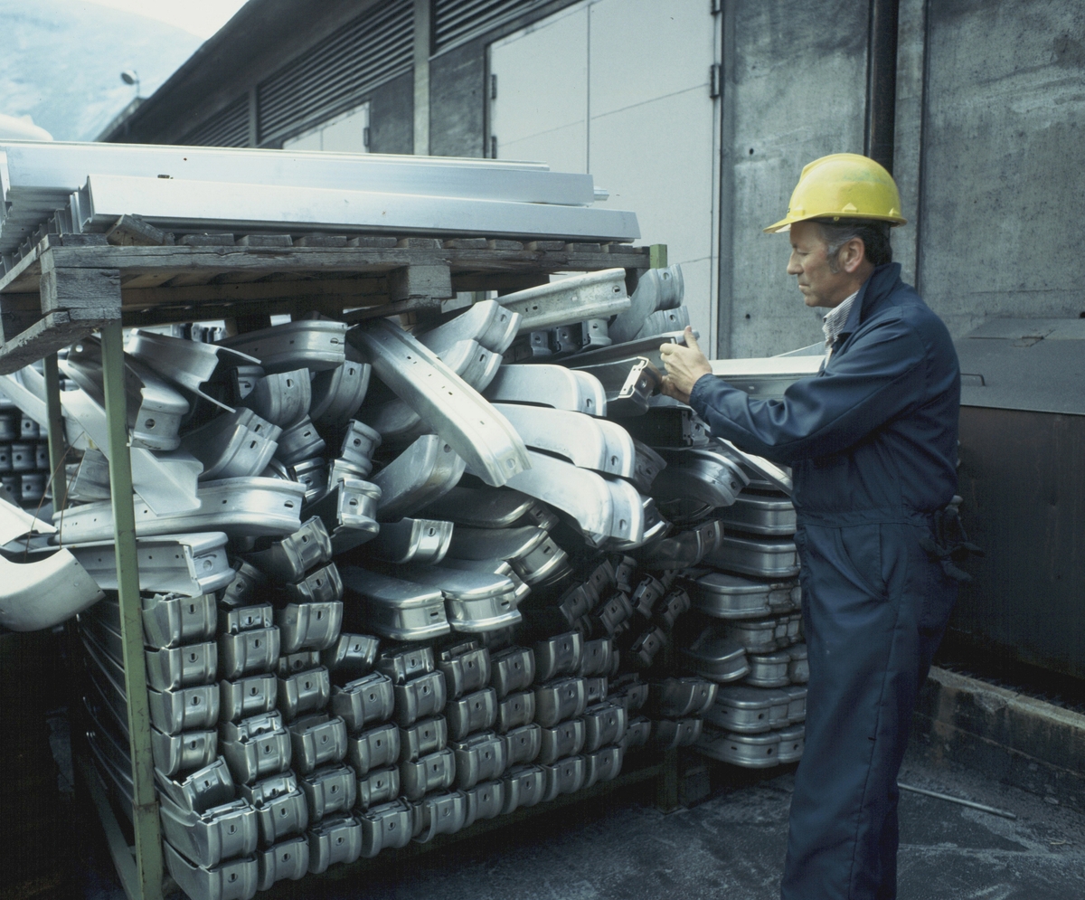 Mannlig arbeider på aluminiumverk.