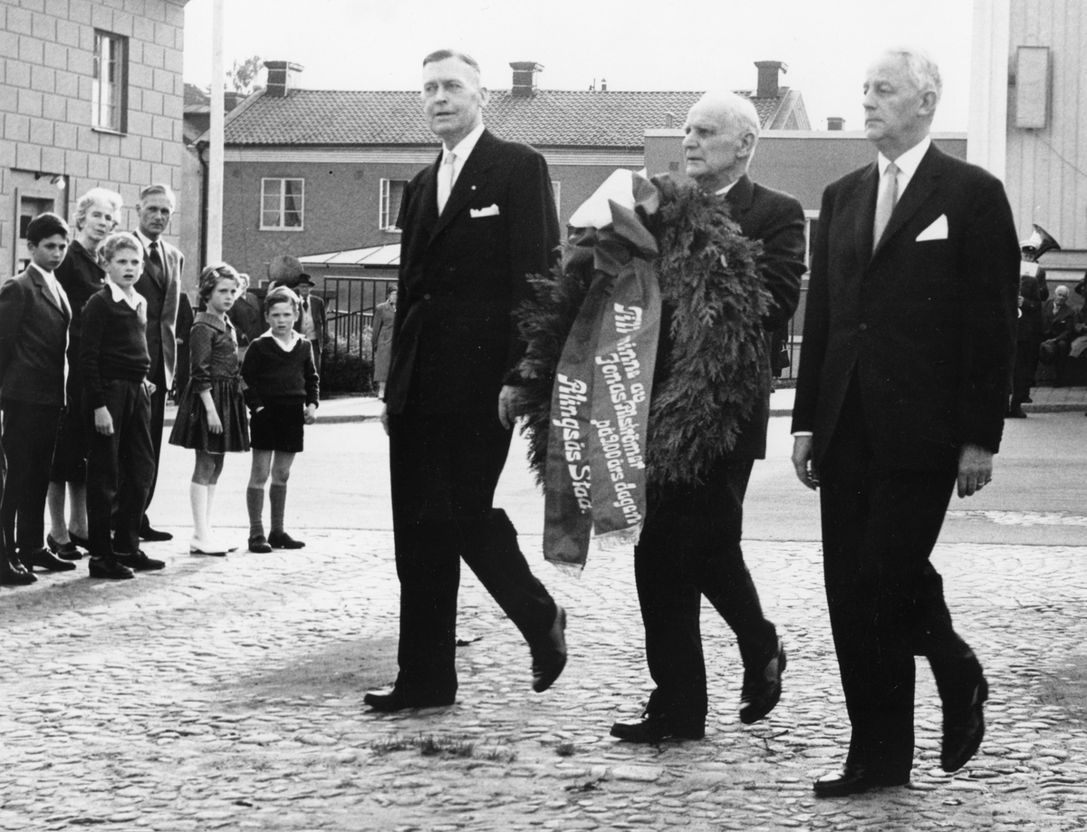 Tvåhundraårsdagen av Jonas Alströmers död den 2:e juni 1961. Stadsfullmäktiges ordförande Helmer Larsson, 1:e vice ordförande Bo Skårman och 2:e vice ordförande bär fram en krans till Alströmer-statyn.
