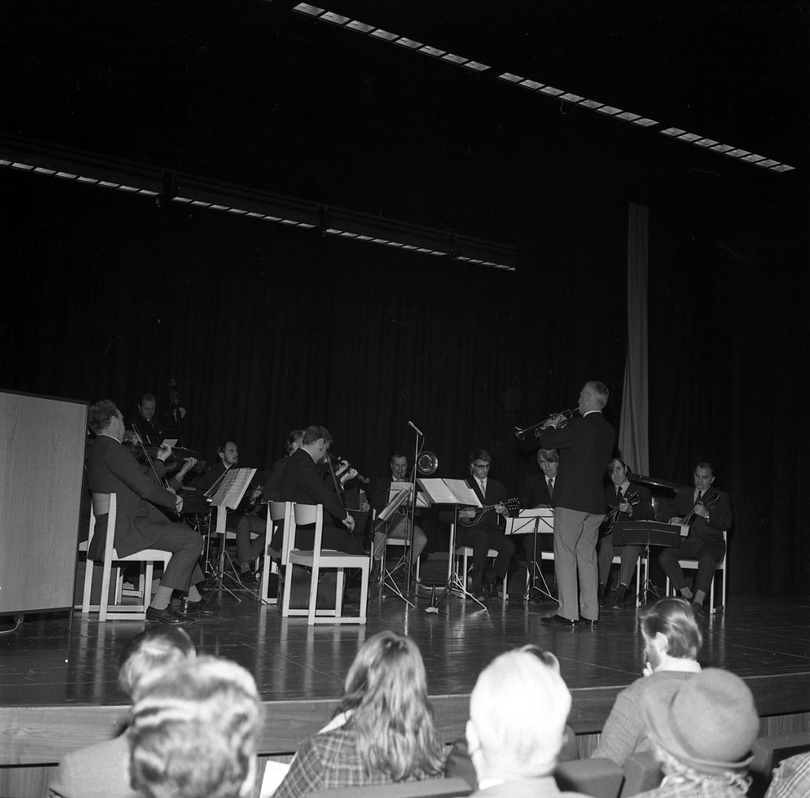En orkester spelar på en scen, troligen i Grenna Medborgargård i anslutning till dess invigning.