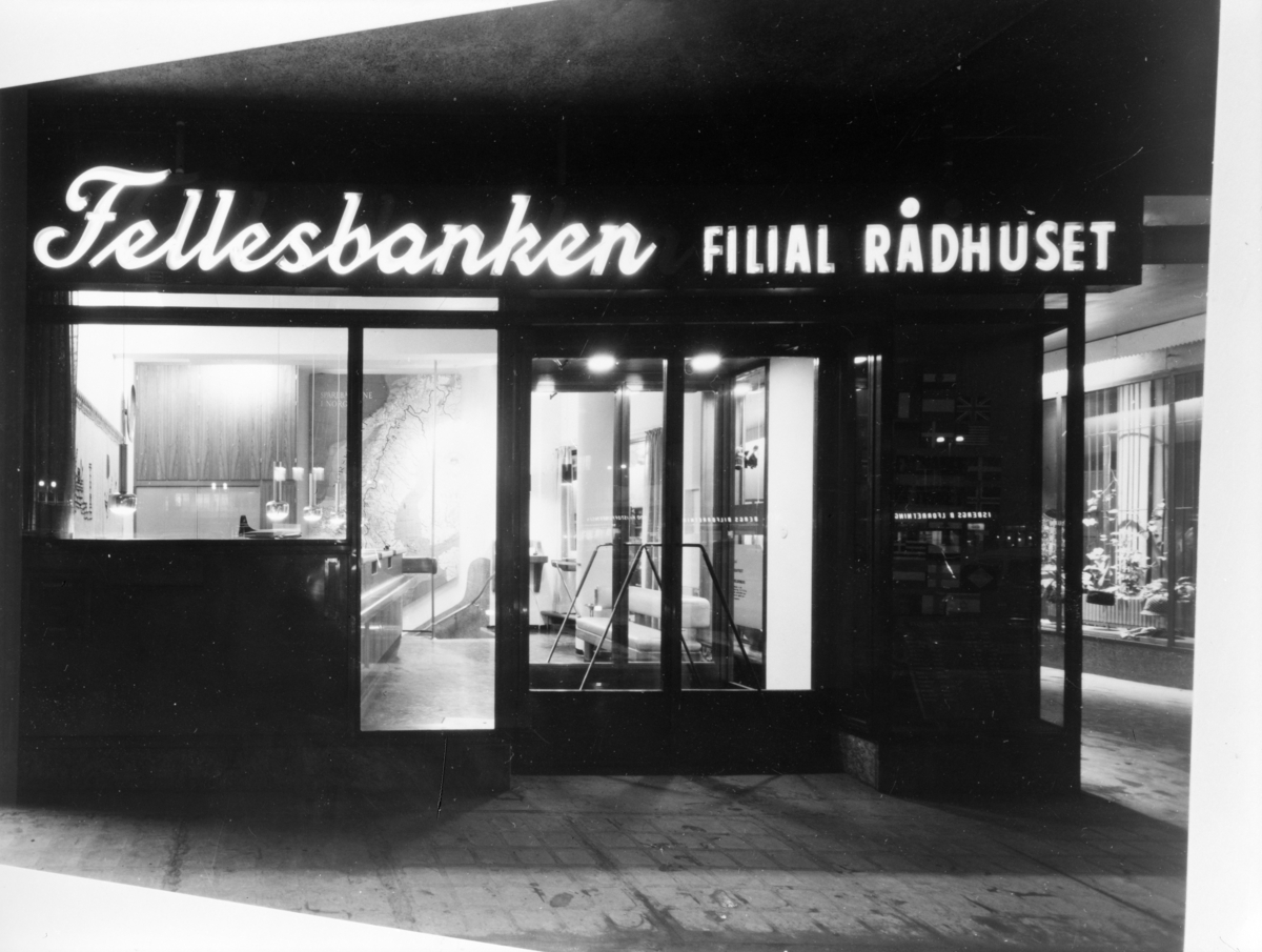 Fellerbanken adresse, interiør og eksteriør av Rådhusfilialen (ark. Knut Knutsen) se også Per Ung (juli - 71)