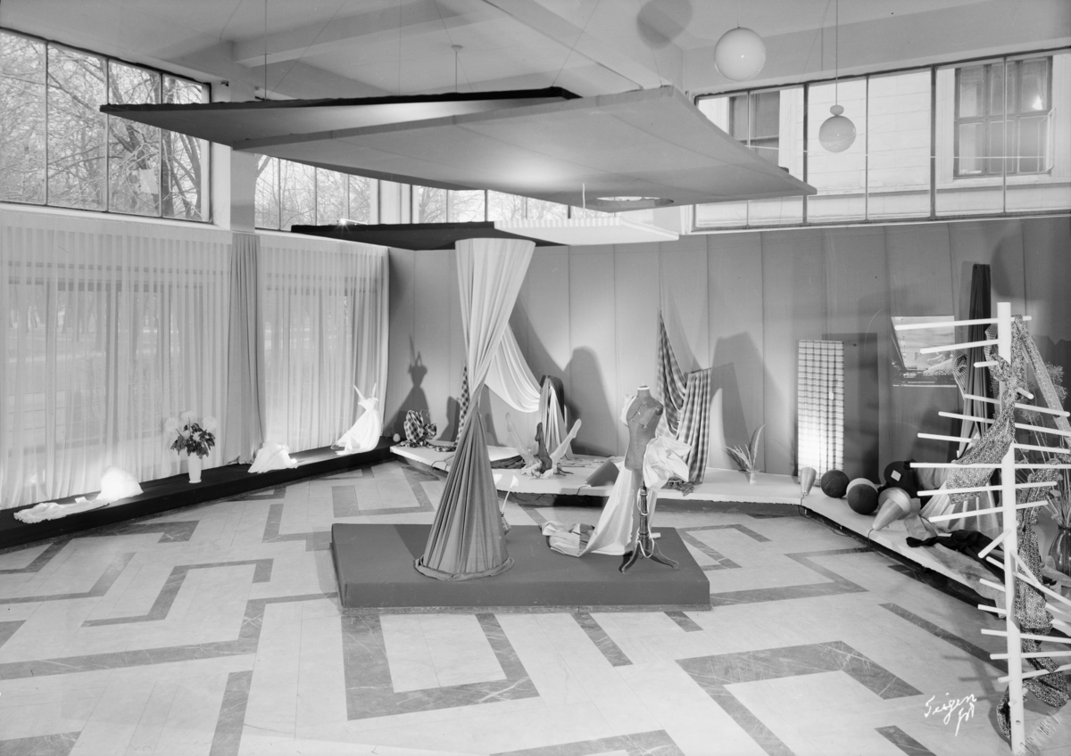 Utstillingen "Norsk tekstil 1952" der tekstiler som metervare og strømper, produsert av norsk tekstilindustri, ble vist.