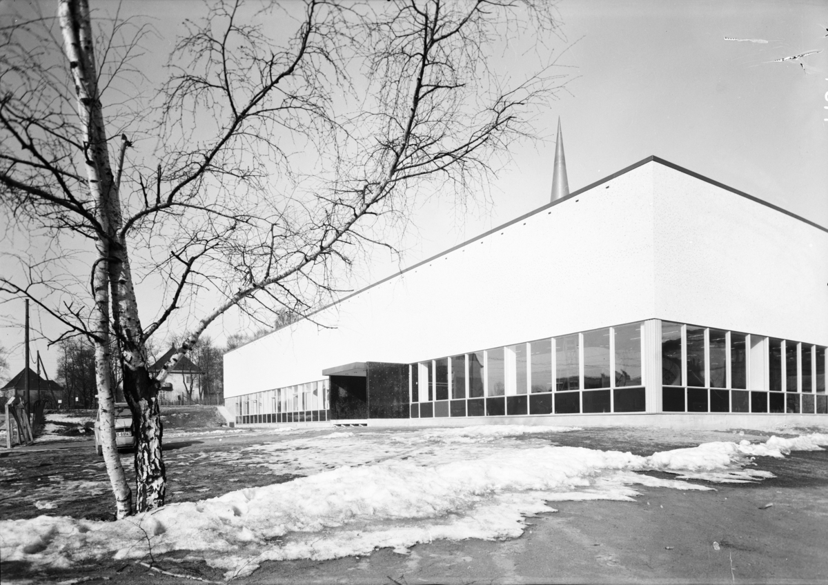 Arkitekturfoto av Teknisk museums bygning på Etterstad. Bygningen blei påbegynt i 1956 og sto ferdig i 1960, det ble åpnet for publikum 6 mai 1960, med offisiell åpning 28 oktober samme år. Museumsbygningen var i bruk til 1986 da museet avsluttet sin flytting til Kjelsås.