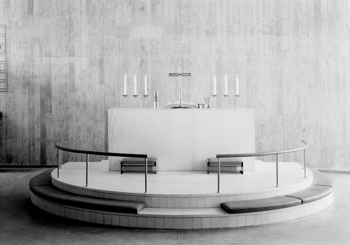 Arkitekturfoto av Snarøya kirke. Arbeidskirke i betong. Kirken er tegnet av arkitekt Odd Østbye, og blei nnviet 1968.