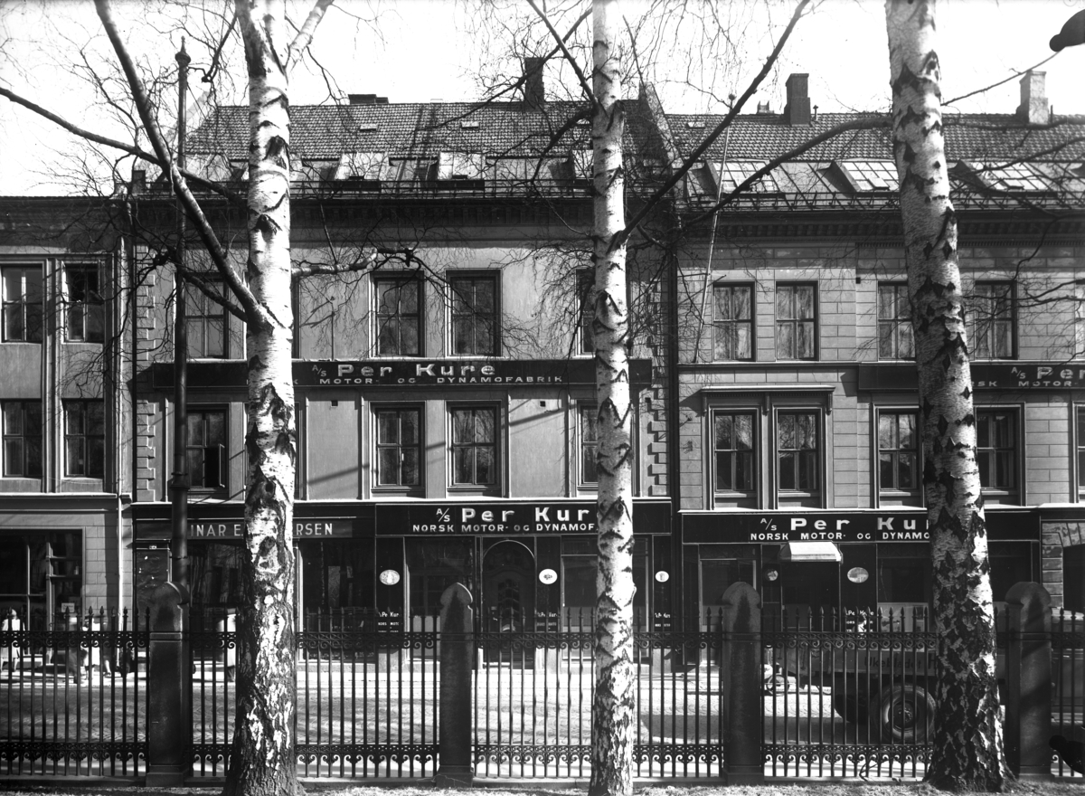 Fasadefoto av Per Kures lokaler i Universitetsgata 22-24 i Oslo. Virksomheten flyttet hit i 1905, administrasjon, forretning og et lite verksted som laget lysekroner.