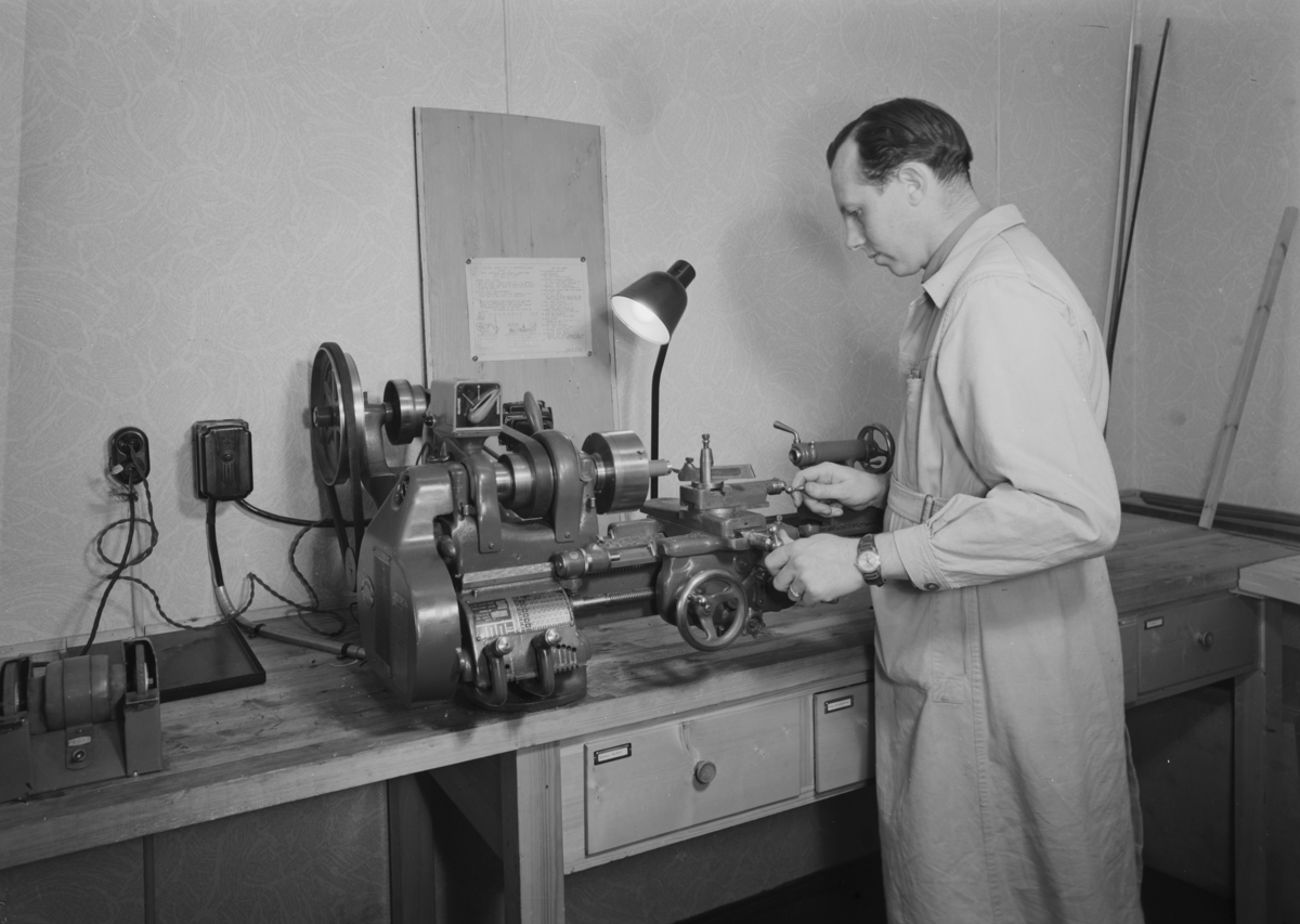Fra virksomheten på Norges Elektriske Materiellkontroll, nå kalt Nemko. Institusjonen ble etablert i 1933 for obligatorisk sikkerhetstesting og godkjenning av elektrisk utstyr for tilkobling til det vanlige strømnettet. Fra virksomheten på Norges Elektriske Materiellkontroll, nå kalt Nemko. Institusjonen ble etablert i 1933 for obligatorisk sikkerhetstesting og godkjenning av elektrisk utstyr for tilkobling til det vanlige strømnettet. Fra virksomheten på Norges Elektriske Materiellkontroll, nå kalt Nemko. Institusjonen ble etablert i 1933 for obligatorisk sikkerhetstesting og godkjenning av elektrisk utstyr for tilkobling til det vanlige strømnettet.