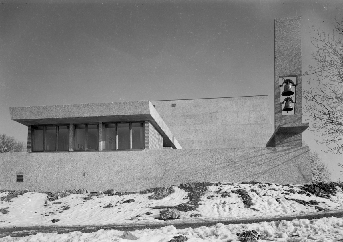 Eksteriørbilde av Bakkehaugen kirke i Oslo. Kirken ble opprinnelig tegnet av arkitekt Ove Bang, som vant konkurransen i 1940. Erling Viksjø modifiserte tegningene etter krigen og kirken sto ferdig i 1959. Utsmykninger av Kai Fjell og Carl Nesjar.