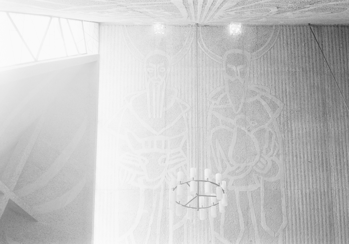 Veggdekorasjon i Bakkehaugen kirke i Oslo. Kirken ble opprinnelig tegnet av arkitekt Ove Bang, som vant konkurransen i 1940. Erling Viksjø modifiserte tegningene etter krigen og kirken sto ferdig i 1959. Utsmykninger av Kai Fjell og Carl Nesjar.