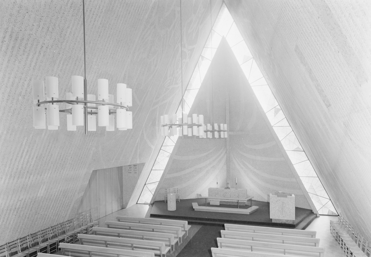 Interiørbilde av Bakkehaugen kirke i Oslo. Kirken ble opprinnelig tegnet av arkitekt Ove Bang, som vant konkurransen i 1940. Erling Viksjø modifiserte tegningene etter krigen og kirken sto ferdig i 1959. Utsmykninger av Kai Fjell og Carl Nesjar.