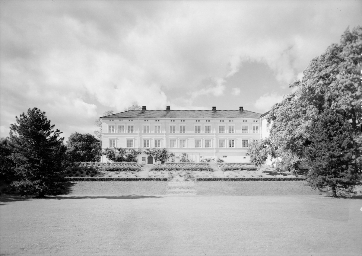 Arkitekturfoto av Linderud gård. Gården er en tidligere storgård ved Linderud i bydel Bjerke i Oslo og en avdeling av Akershusmuseet. Gårdsbebyggelsen og hagen er i dag et fredet kulturminne.