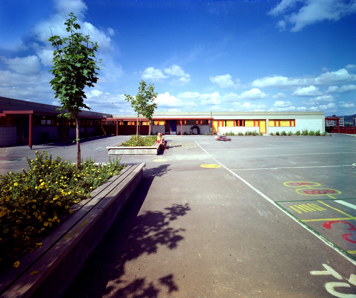 Arkitekturfoto av skole på Furuset, bydel Alna.
