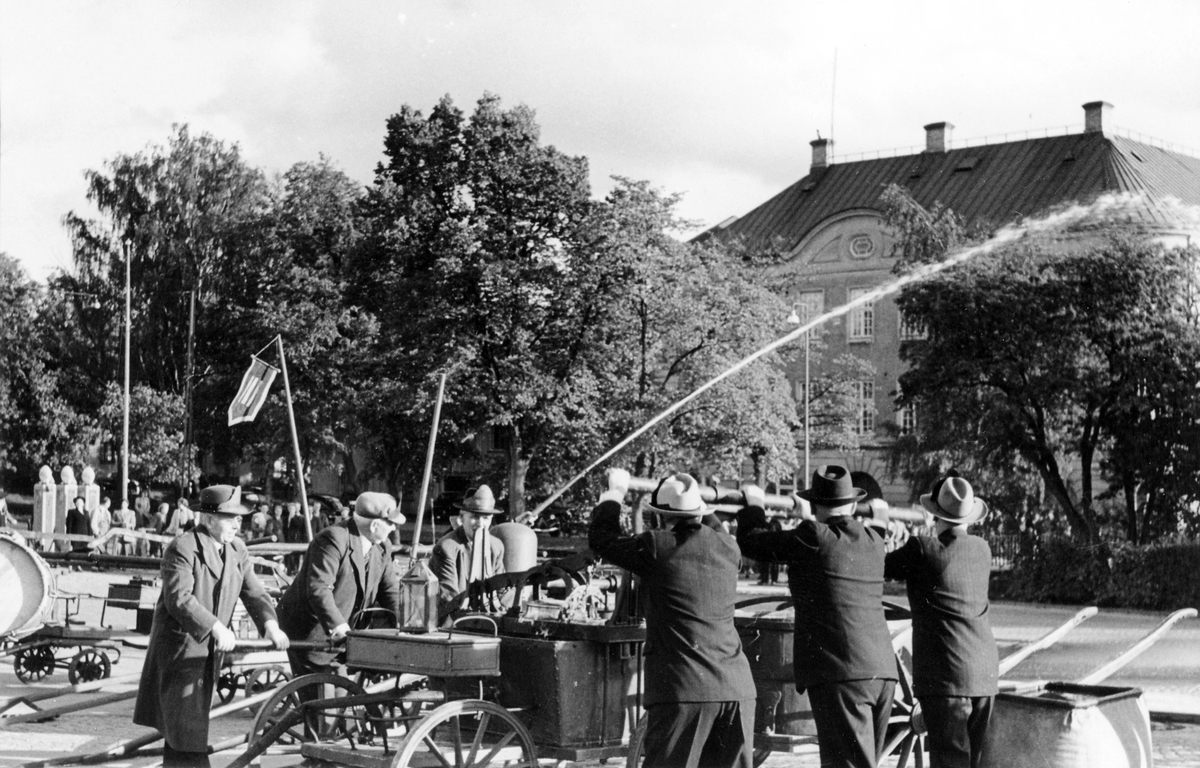 Brankårens 50-årsjubileum 1950. Gamla brandredskap demonstreras på Stora torget.