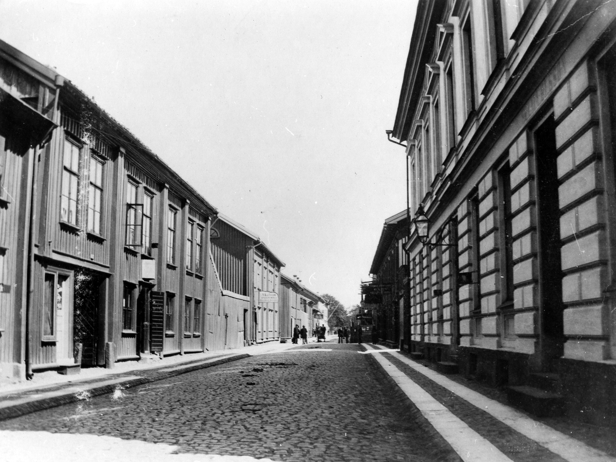 Kungsgatan mot öster med kv. Storken till höger och kv. Pärlan till vänster. Fastigeheten till höger, Storken, är senare tillbyggd. Bilden ingår i Karin Möllers privata fotoalbum som finns i Alingsås museums Samling.