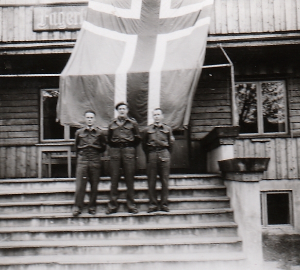 HS-soldatar på trappa utanfor Fagerlund Hotell, våren 1945.