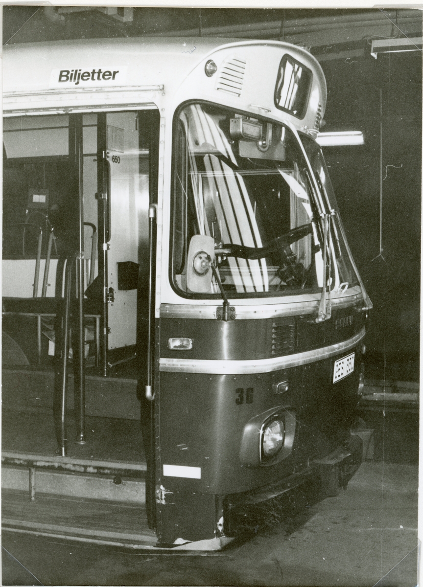 Buss 36 på väg att skrotas, Linköpingstrafiken år 1988.
Inv. nr 36, Reg. nr GES 350, Fabr. Scania, Typ CR 110, Årsm. 1970, Ch.nr 541315, S:a passagerare 79.