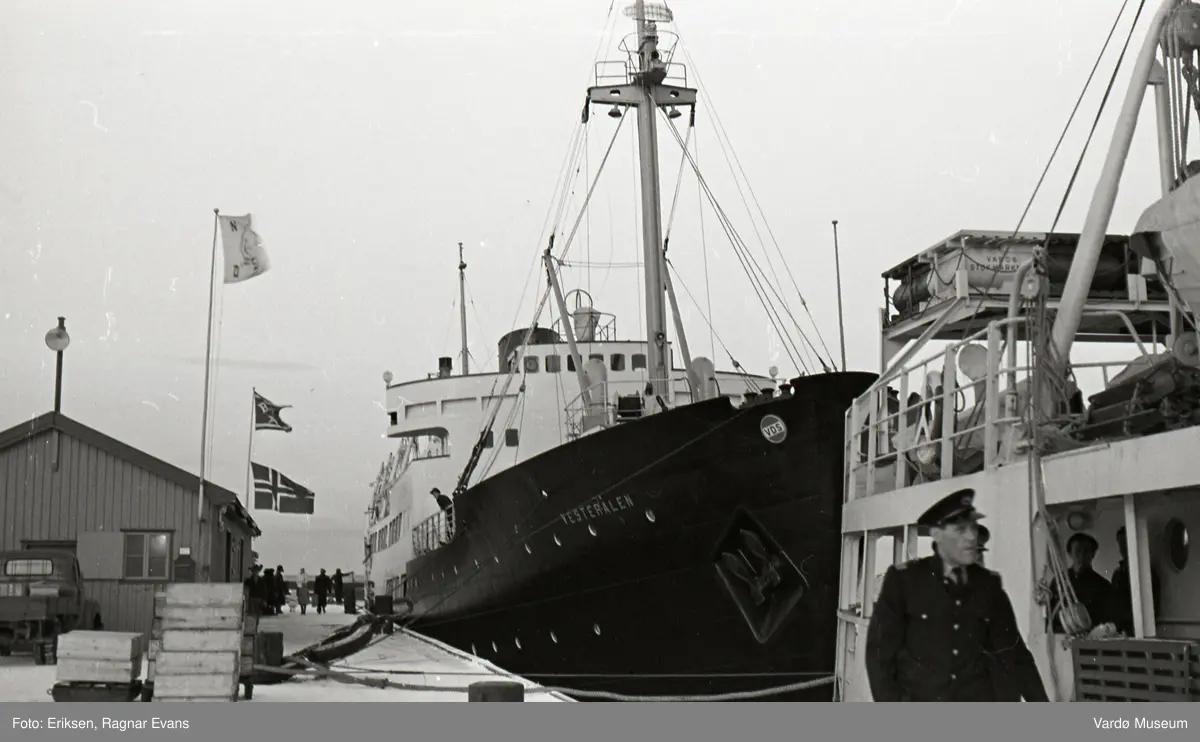 Hurtigruteskipet Vesterålen ved kai i Vardø - Vardø Museum / DigitaltMuseum