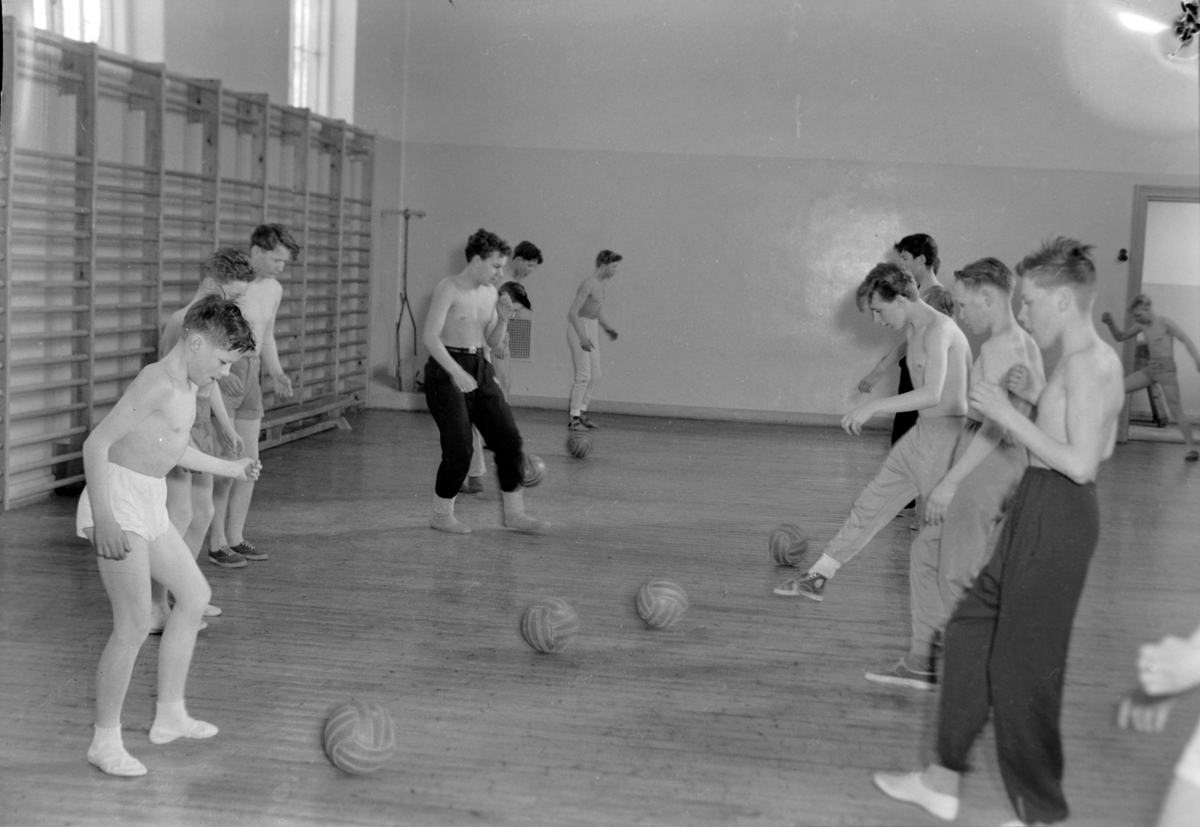 Fotballtrening på Lilleby skole ved Norges Fotballforbunds trener ...