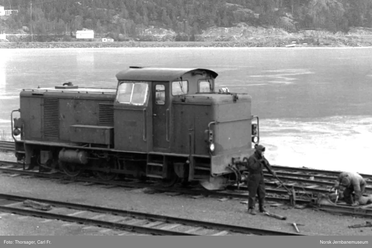 Sulitjelmabanens diesellokomotiv SAULO på Finneid stasjon. Arbeid med riving av spor pågår
