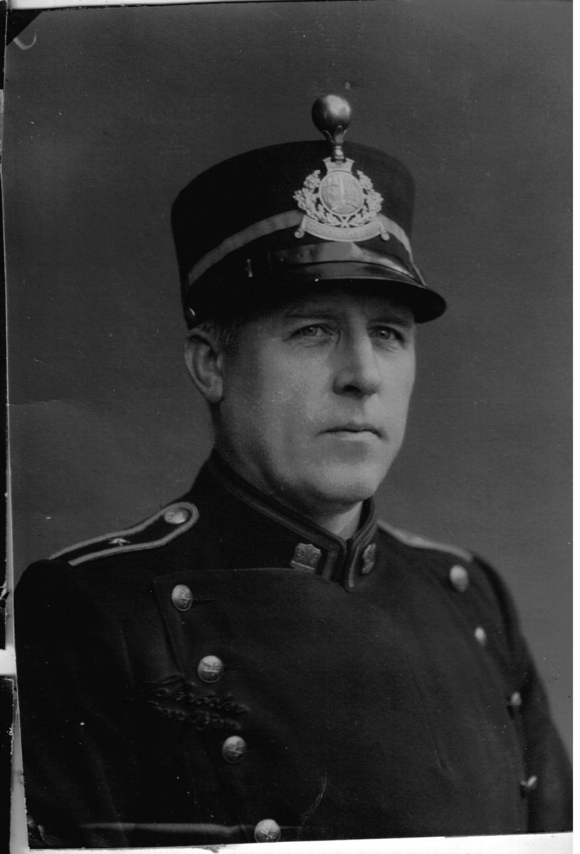 Portretter av politifunksjonærers forenings formenn fra 1895 til 1946 med bilde av Hornemansgården i midten.