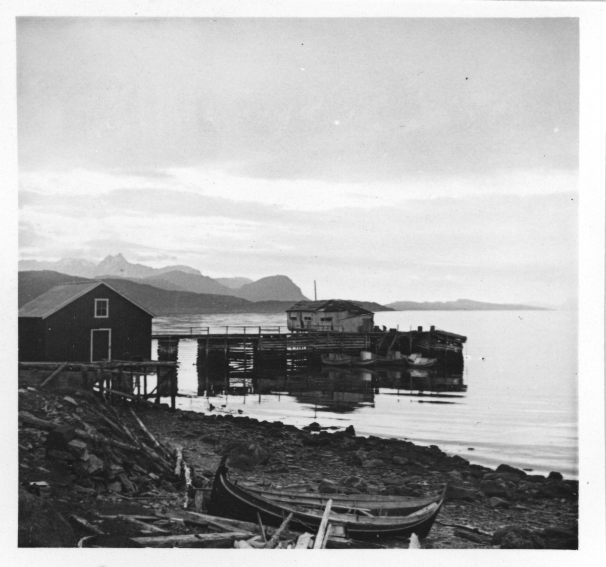 Kai og bryggehus i Sørkjosen, fotografert rundt 1950.