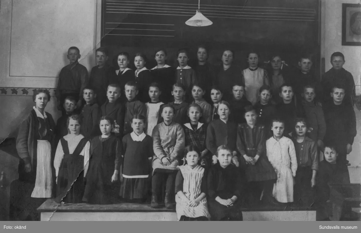 Klassfoto framför svarta tavlan. På bildens baksida står: 3dje klass, 1919, Hofvid. Ur en samling som tillhört Kent Sven.