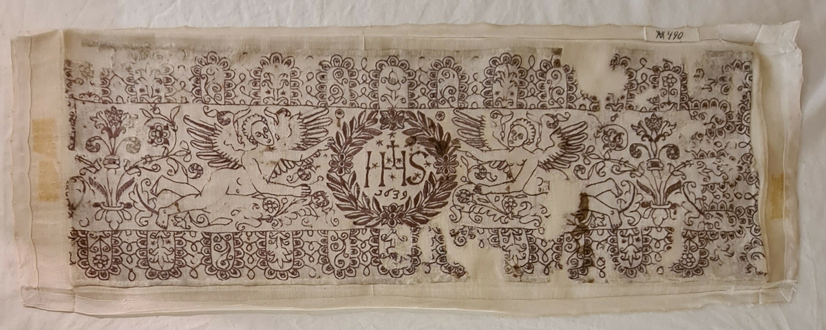 Altarbrun, fragment konserverad 1941.
Broderat. Med två änglar som håller upp en krans där det står IHS och årtalet 1639. 

Kontaktkopia i kartoteket.