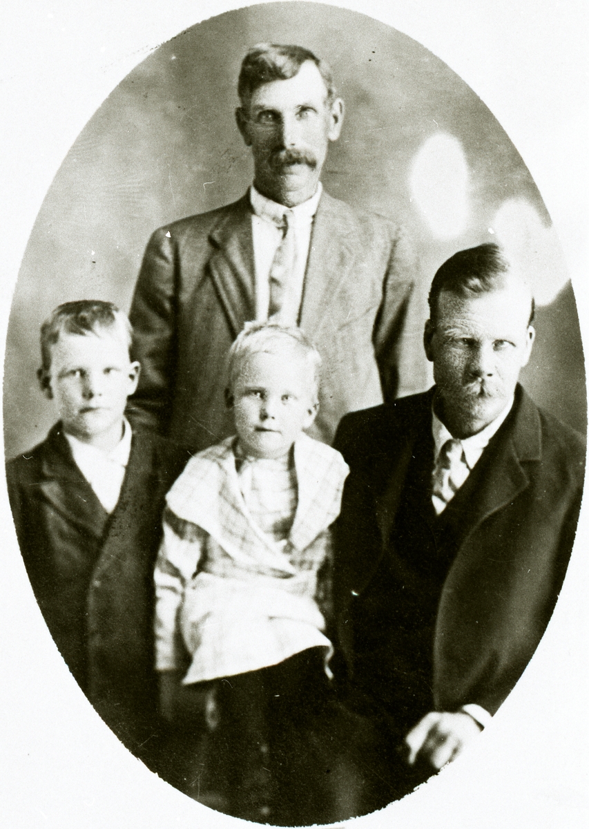 Framme frå venstre: Olaf Lunde Tasa, Anders Lunde Tasa og Ola Olsen Lunde Tasa. Bak Knut Knutsen