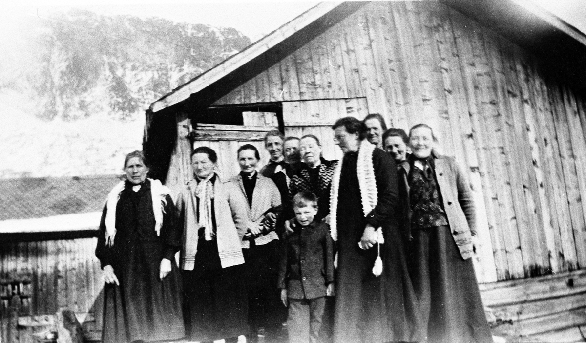 Frå venstre: Marit Hamre, Ragnhild A. Eltun, Anne Eltun, ukjent, Ingebjørg K. Kjerstein, Berit Kvame, Ola Øye, Ingebjørg Øye, Ingebjørg Myre, Berit Stende og Berit Sletten.
