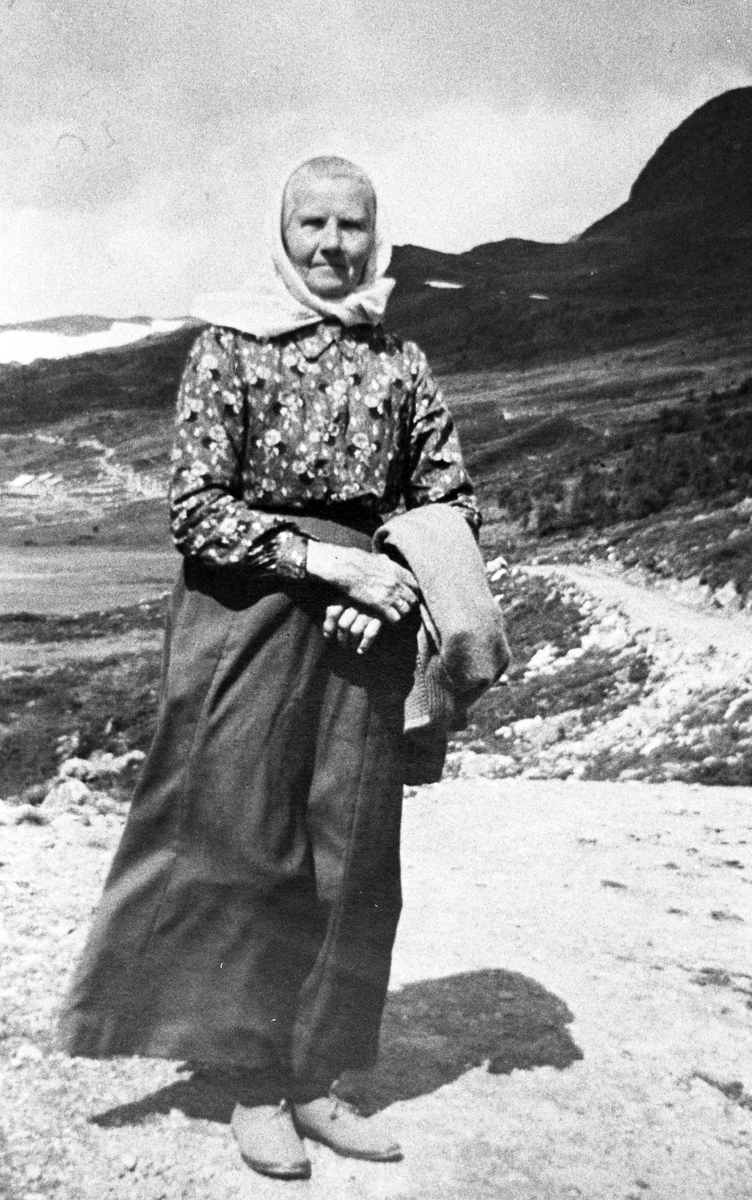 Anne Bøe f. Strand, på tur på Spjøthaugen i Skakadalen