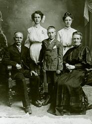 Marit Garstad med familie.