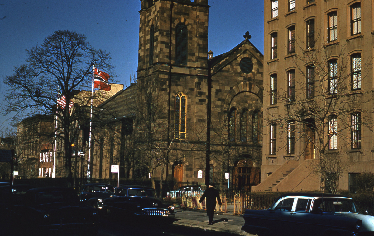 Kirke norsk og amerikansk flagg
