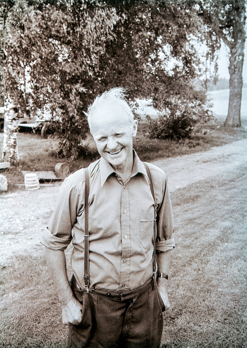 Portrett, halvfigur, Nikolai Holt ( 1909-1991). Nikolai var småbruker og lastebileier, og bodde i Ottestad, Stange.