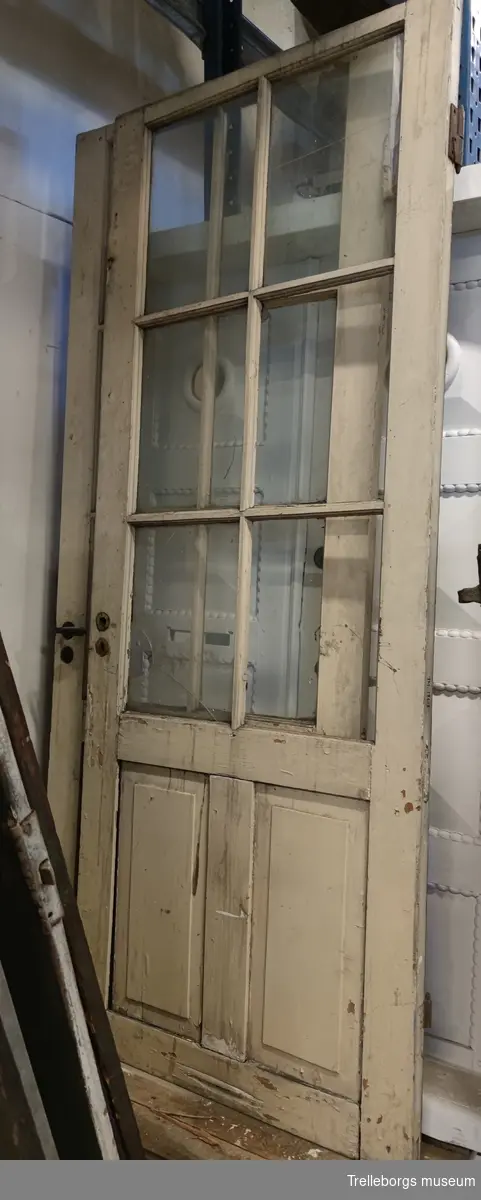 Två nästan identiska dörrar med glas i övre 3/4-delen. Två speglar i nedersta 1/4-delen.
Vitmålade.
Ena dörren saknar ett glas, har handtag och nyckelplåt.
Andra dörren saknar två glas, har ett söndrigt glas och saknar även handtag. Brun baksida.