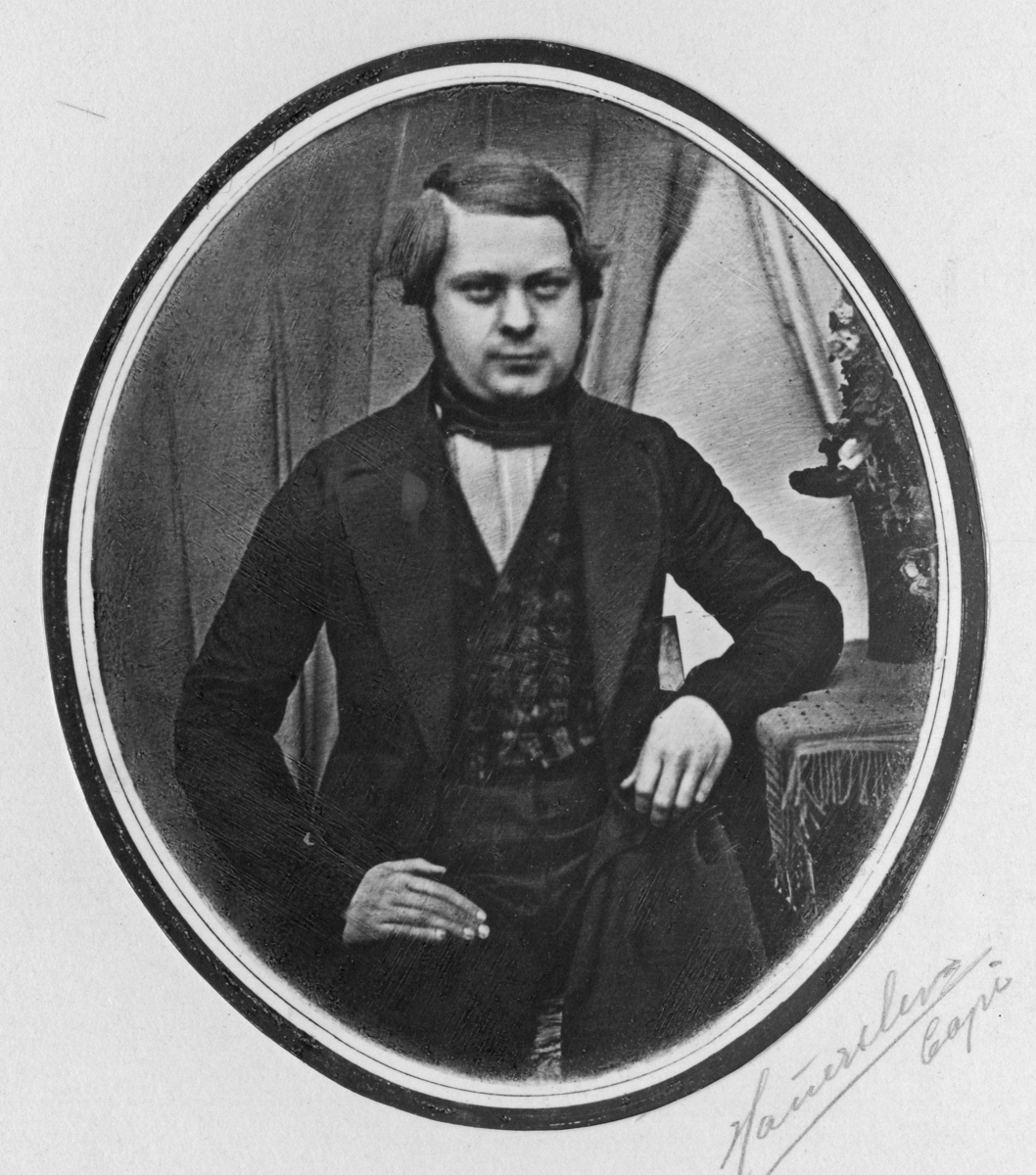 Henrich Georg Tønder med brokadevest, silketørkle og frakk